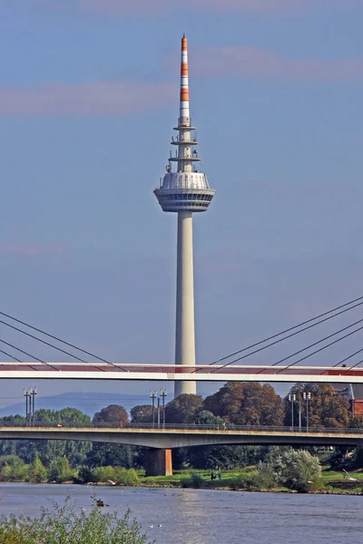 Neckar Телекоммуникационной Башней Манхейме — стоковое фото