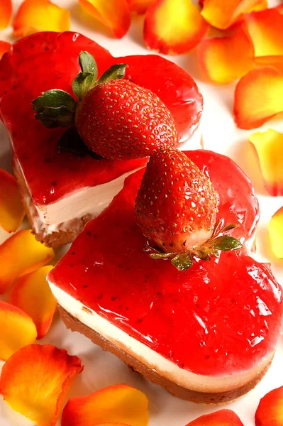 Dulces Dos Trozos Pastel Con Forma Corazón — Foto de Stock