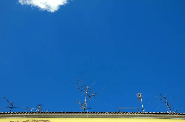 Vieja Antena Televisión Techo Sobre Cielo Azul — Foto de Stock