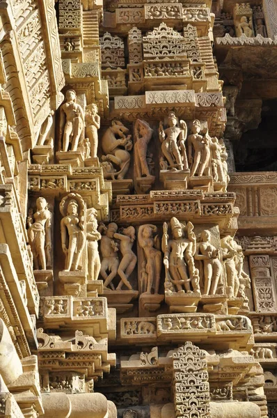 インド マディヤ プラデーシュ州カジュラホ西部の寺院ヴィシュヴァナタ寺院における人間の彫刻 — ストック写真