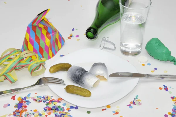 ケーキと銀器でお祝いのテーブルセッティング — ストック写真