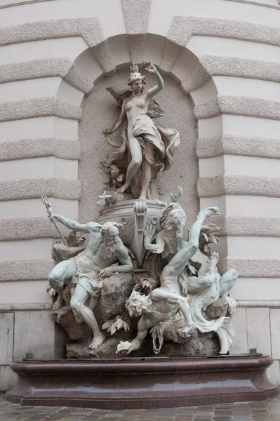 维耶纳阿尔伯丁纳广场的雕塑小组 — 图库照片