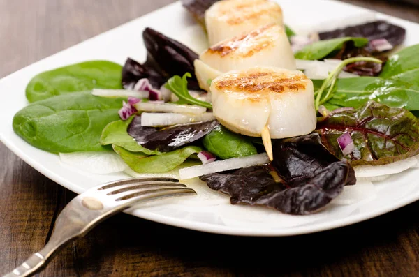 Capesante Fritte Uno Spiedino Legno Con Lattuga — Foto Stock