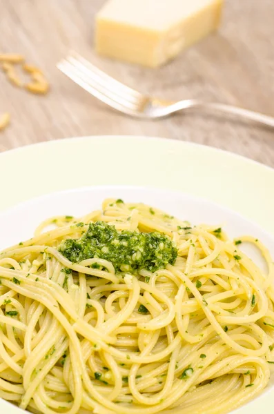 Espaguetis Con Pesto Ruccola Piñones Parmesano — Foto de Stock