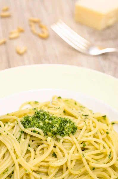 Plate Spaghetti Pesto Table — ストック写真