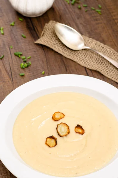 Pastinakencremesuppe Mit Gerösteten Pastinaken Auf Weißem Teller — Stockfoto