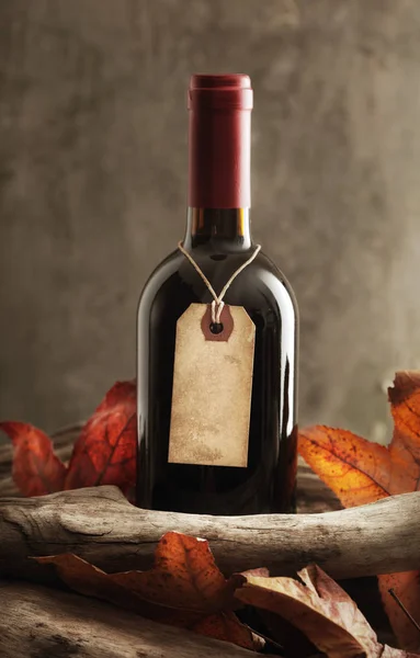 Bottiglia Vino Rosso Con Vecchia Etichetta Carta Spazio Copia Sull — Foto Stock