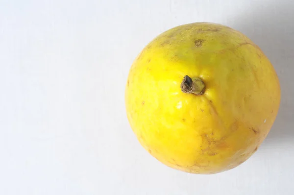 Mycket Mogen Friska Guayaba Vit Bakgrund — Stockfoto