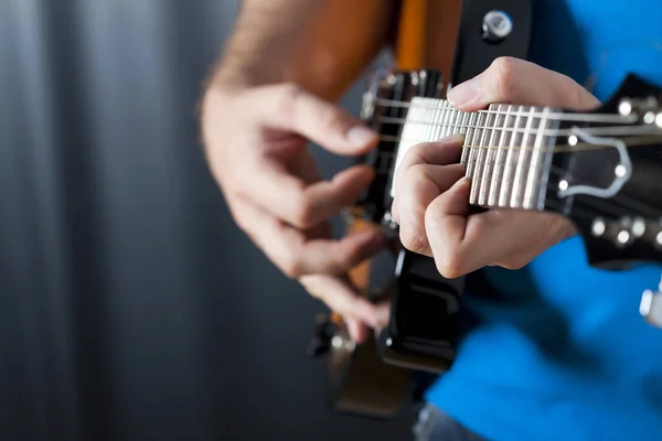 Hombre Haciendo Ejercicio Guitarra — Foto de Stock