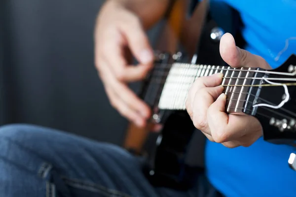 Gros Plan Sur Les Mains Jouant Sur Guitare Électrique — Photo