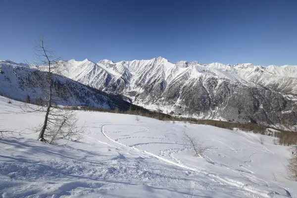 Kışın Zarif Bir Dağ Zirvesinin Talyan Alpleri Göz Kamaştırıcı Manzarası — Stok fotoğraf
