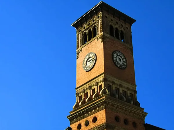 Μια Φωτογραφία Ενός Πύργου Ρολογιού Ένα Κυβερνητικό Κτίριο Που Περιγράφει — Φωτογραφία Αρχείου