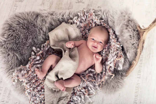 Lycklig Baby Liggande Fårskinn — Stockfoto