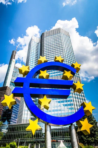 Euró Szimbólum Ecb Előtt Frankfurtban — Stock Fotó