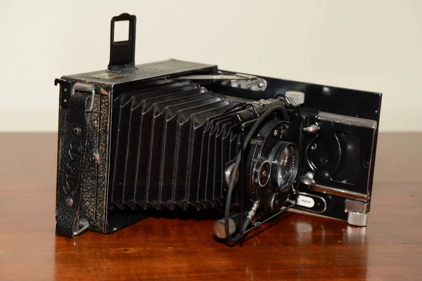 Παλιά Vintage Κάμερα Ξύλινο Τραπέζι — Φωτογραφία Αρχείου