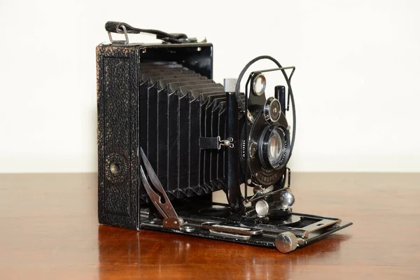 Старая Винтажная Камера Белом Фоне — стоковое фото