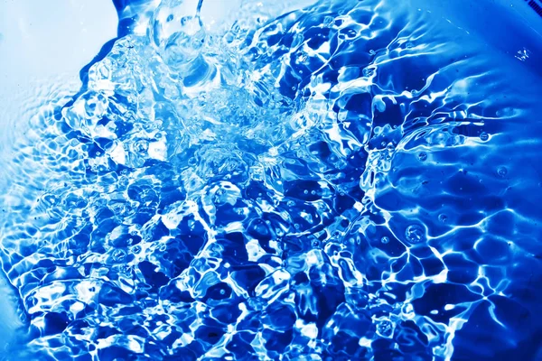 Salpicaduras Agua Transparente Azul Sobre Fondo Blanco — Foto de Stock