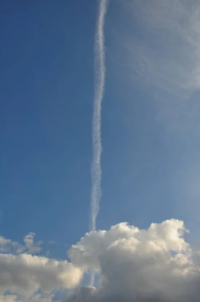 Cielo Azul Pista Humo Del Avión Nubes Fondo Viaje Abstracto — Foto de Stock