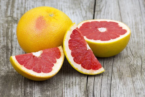 Pomelo Rojo Sobre Fondo Madera Viejo — Foto de Stock