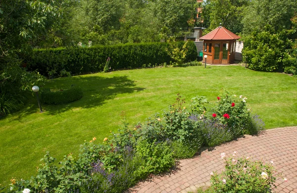 Vacker Trädgård Med Blommande Rosor Tegel Sökväg Och Ett Litet — Stockfoto