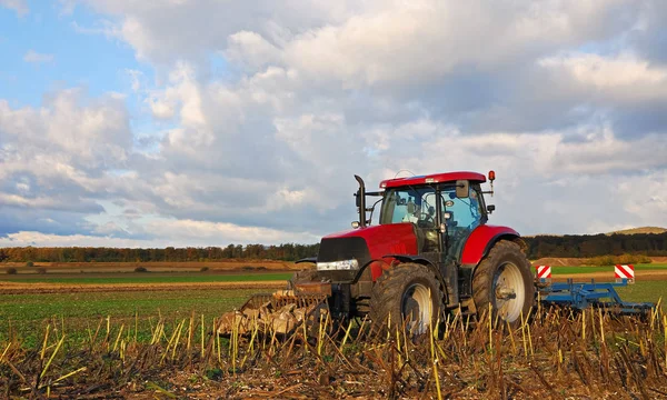Traktor Beim Ackerpflügen — Stockfoto