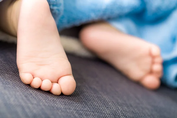 Kleine Baby Benen Voeten Kinderopvang — Stockfoto