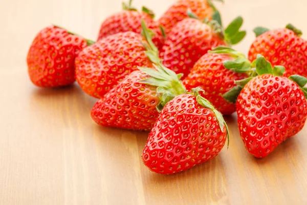 Fresas Frescas Sobre Fondo Madera — Foto de Stock