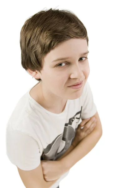 一个身穿T恤衫和手臂的年轻男性青少年的上半身画像 在白色背景下 高高地对着相机微笑 — 图库照片