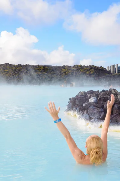 Piękna Młoda Kobieta Wiosną Geotermalne Błękitna Laguna Islandia — Zdjęcie stockowe