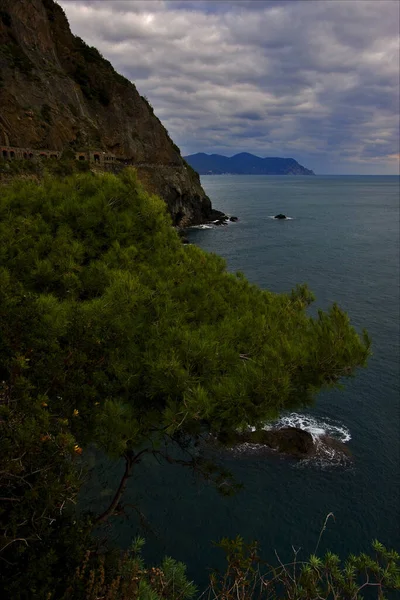 雲抽象的な岩の水とデルAmore Riomaggiore Manarolaイタリア経由で海岸線 — ストック写真