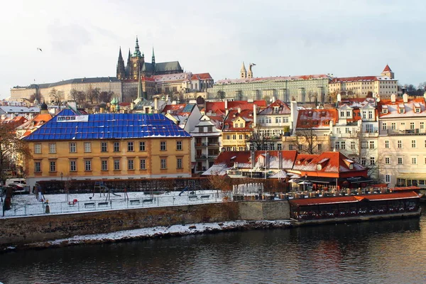Prag Şatosu Kar Güneşle Daha Güçleniyor — Stok fotoğraf