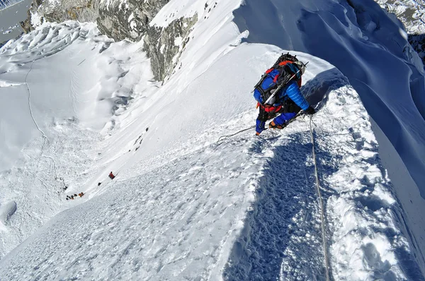 Bergsteiger Bereiten Sich Auf Den Abstieg Den Gipfelrand Des 6189M — Stockfoto