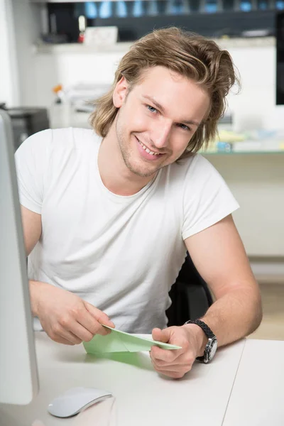 Jeune Homme Dans Cuisine Avec Tablette — Photo