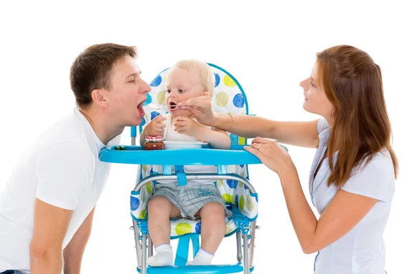Los Padres Jóvenes Alimentan Bebé Con Fondo Blanco Familia Feliz — Foto de Stock