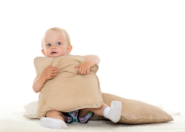 Pequeno Bebê Doce Está Jogando Com Travesseiros Fundo Branco — Fotografia de Stock