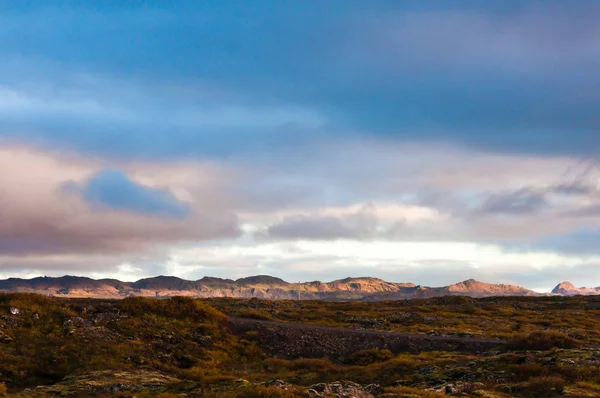 Isländskt Landskap Med Vulkaniska Klippor Och Grönt Gräs — Stockfoto