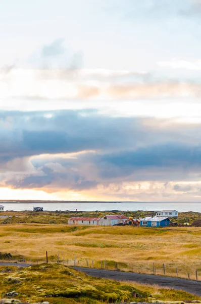 Isländskt Landskap Med Vulkaniska Klippor Och Grönt Gräs — Stockfoto