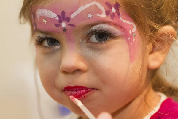 Fille Avec Le Maquillage Du Visage De Chat Image Libre De Droit Par Muro C