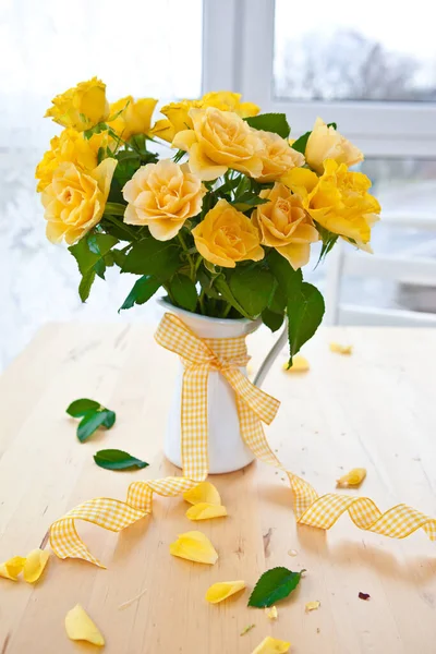 Rosas Amarillas Frescas Lata Blanca — Foto de Stock