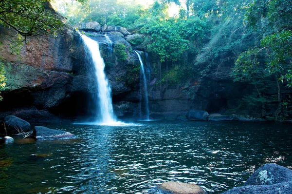 Schöner Wasserfall Auf Naturhintergrund — Stockfoto