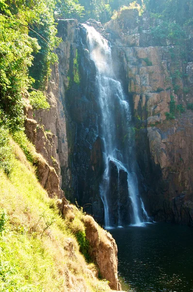 Schöner Wasserfall Auf Naturhintergrund — Stockfoto