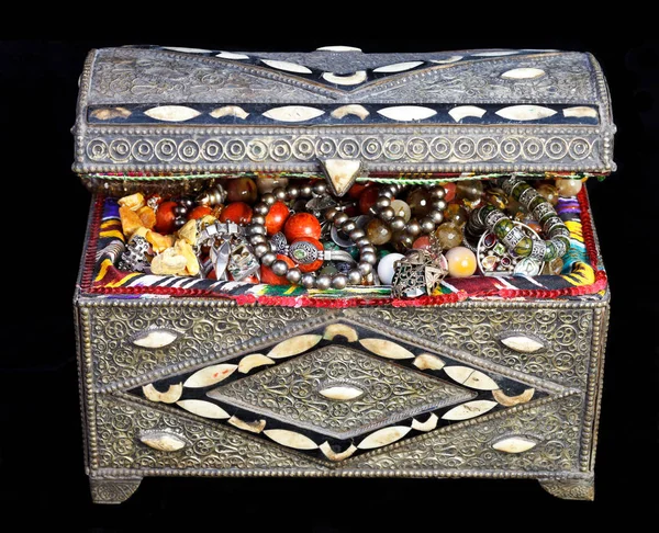 Ancien Coffre Trésor Oriental Avec Des Bijoux Antiques Isolés Sur — Photo