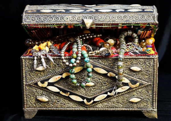 Starověký Východní Poklad Truhlice Starožitnými Šperky Černém Sametu — Stock fotografie
