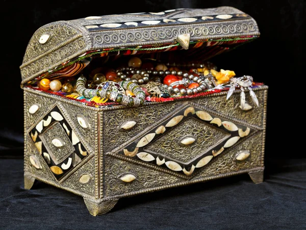 Starověký Východní Poklad Truhlice Starožitnými Šperky Černém Textilním — Stock fotografie