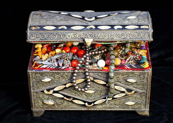 Ancien Coffre Trésor Oriental Avec Des Bijoux Antiques Sur Textile — Photo