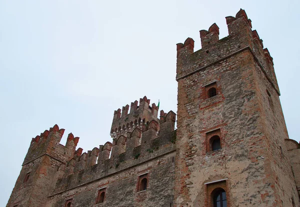 Vackert Slott Sirmione Italien Sträcker Sig Över Sjön — Stockfoto