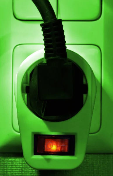 Ładowanie Elektrycznego Samochodu Zielonej Trawie — Zdjęcie stockowe