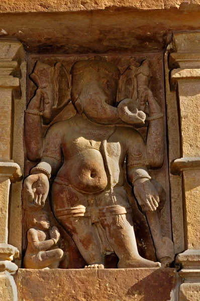 世界遺産に登録されているインドのマドヤ プラデーシュ州カジュラホの西側寺院 シヴァ神に捧げられたヴィシュヴァナタ寺院のガネーシャ卿の彫刻 人気の世界観光地 — ストック写真