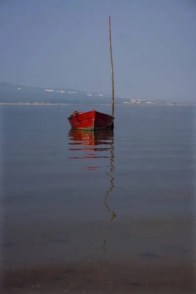 Rotes Hölzernes Fischerboot Der Bucht Von Obidos Portugal — Stockfoto