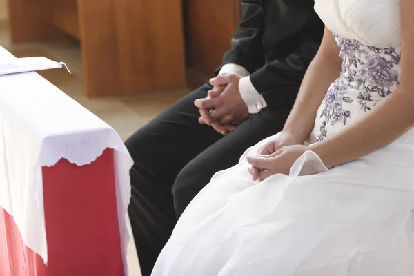 Recém Casados Igreja — Fotografia de Stock